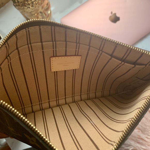 [SOLD] Neverfull GM Pouch - Picture 2 of 8